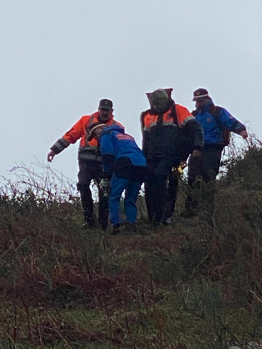 <a href="/PcivilAmurrio/">Protección Civil</a> junto a <a href="/PCAlonsotegi/">P. Civil Alonsotegi</a>, realizando rescate en la zona de Akatxa. Ladera del Apuko. Se le trasladado hasta el punto de encuentro con la ambulancia.<a href="/112_SOSDeiak/">SOS Deiak - 112</a> <a href="/amurriohauxeda/">Amurrio Hauxe Da</a>, <a href="/osakidetzaEJGV/">Osakidetza</a> .