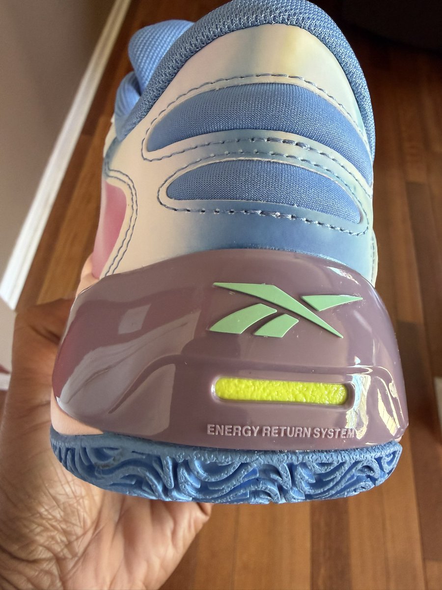 JordanHeiress3's tweet photo. Dropped yesterday. Shipped yesterday and in hand today. @Reese10Angel @Reebok did their thing with this pair!#unapologethic https://t.co/QSa9rCblPQ