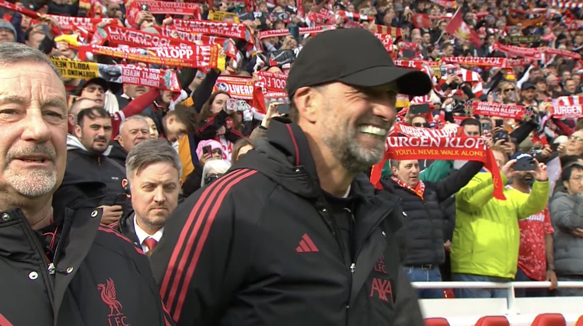 LFC4Ar's tweet photo. يورغن كلوب مـدرب ليفربول في أنـفيلد مجددًا 🥹❤️ https://t.co/6wkHWcwEOW