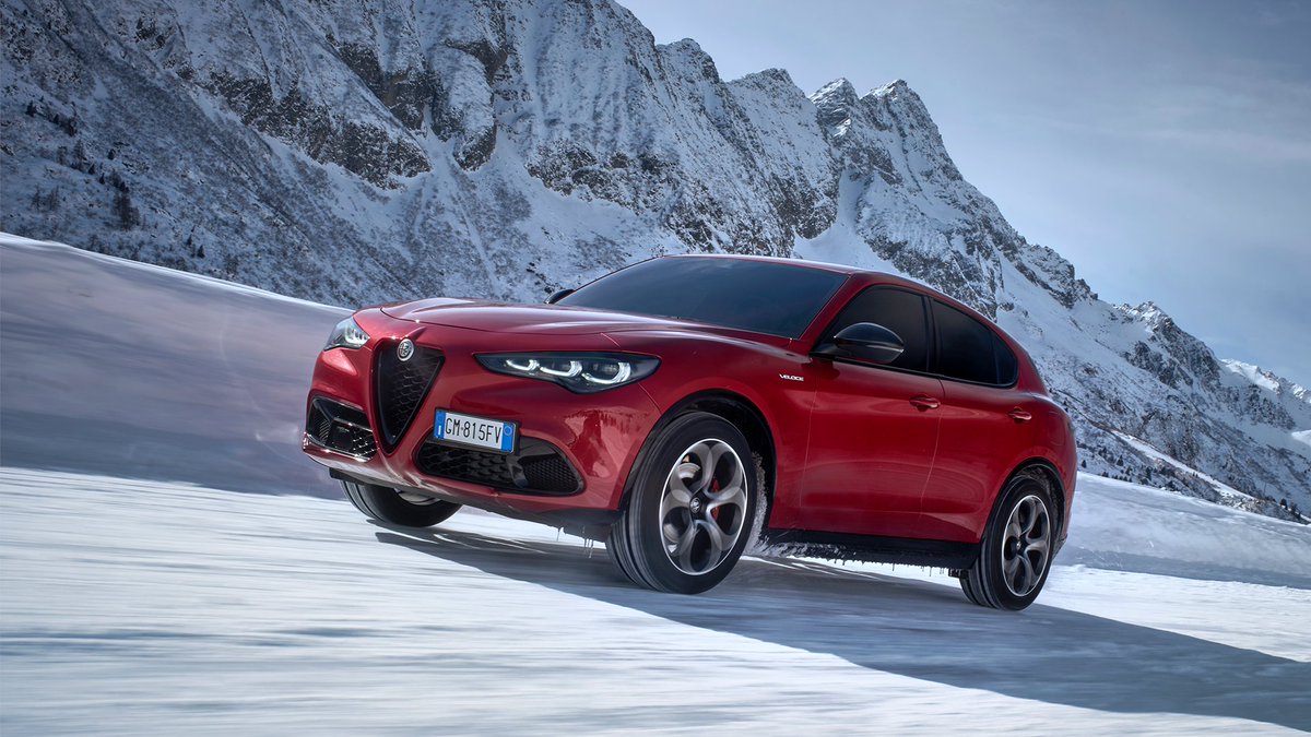 alfa_romeo's tweet image. Like a brush on a blank canvas, Alfa Red sets the coldest landscapes on fire 🔥

#AlfaRomeo #AlfaRomeoGiulia #AlfaRomeoStelvio