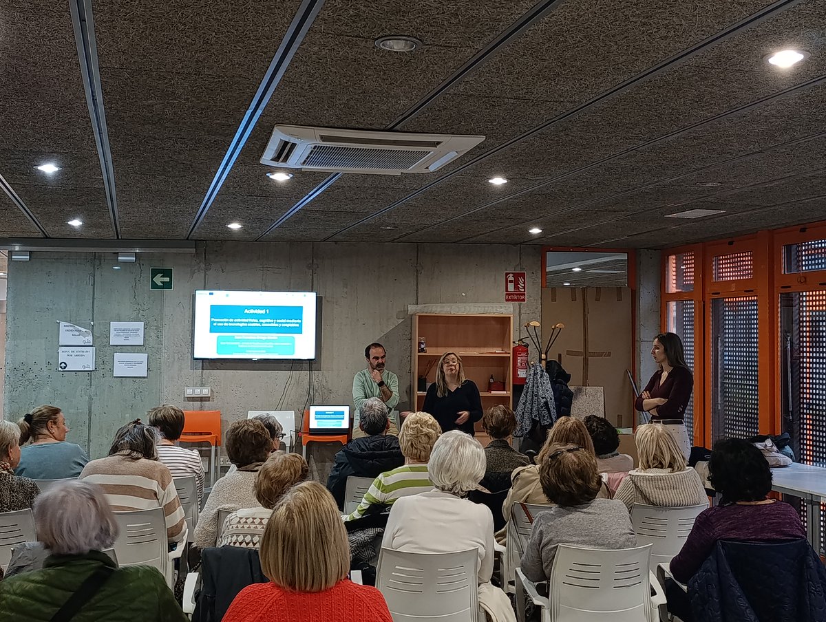 ccmijesususon's tweet image. 🔬 El pasado viernes, estuvimos en la Casa del Mayor de Cáceres con los participantes del proyecto #EUROAGE+ para presentar los serious games que estamos desarrollando. 🎮👴🏻👵🏻

#SeriousGames #EnvejecimientoActivo #FundaciónCCMIJU #InnovaciónSalud