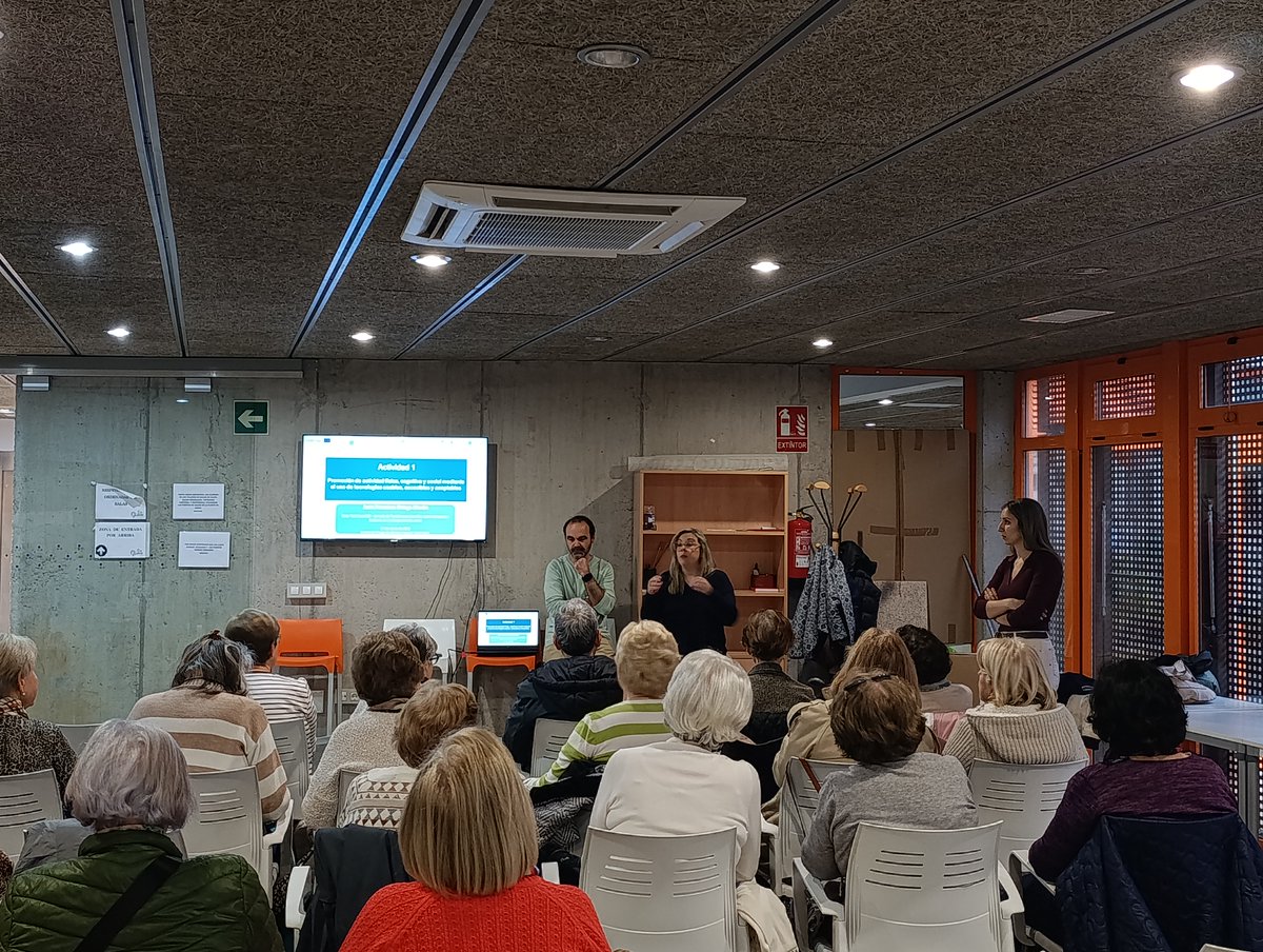 ccmijesususon's tweet image. 🔬 El pasado viernes, estuvimos en la Casa del Mayor de Cáceres con los participantes del proyecto #EUROAGE+ para presentar los serious games que estamos desarrollando. 🎮👴🏻👵🏻

#SeriousGames #EnvejecimientoActivo #FundaciónCCMIJU #InnovaciónSalud