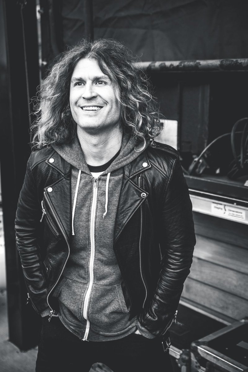 ThekillersVzla's tweet photo. Feliz Cumpleaños a nuestra leyenda, nuestro héroe de Guitarra, @davekeuning!!! 

Los 50 nunca se vieron tan bien, verdad?! 🤘⚡️🥳

@thekillers 
#Thekillers 
#DaveKeuning https://t.co/kYaUw04b9y