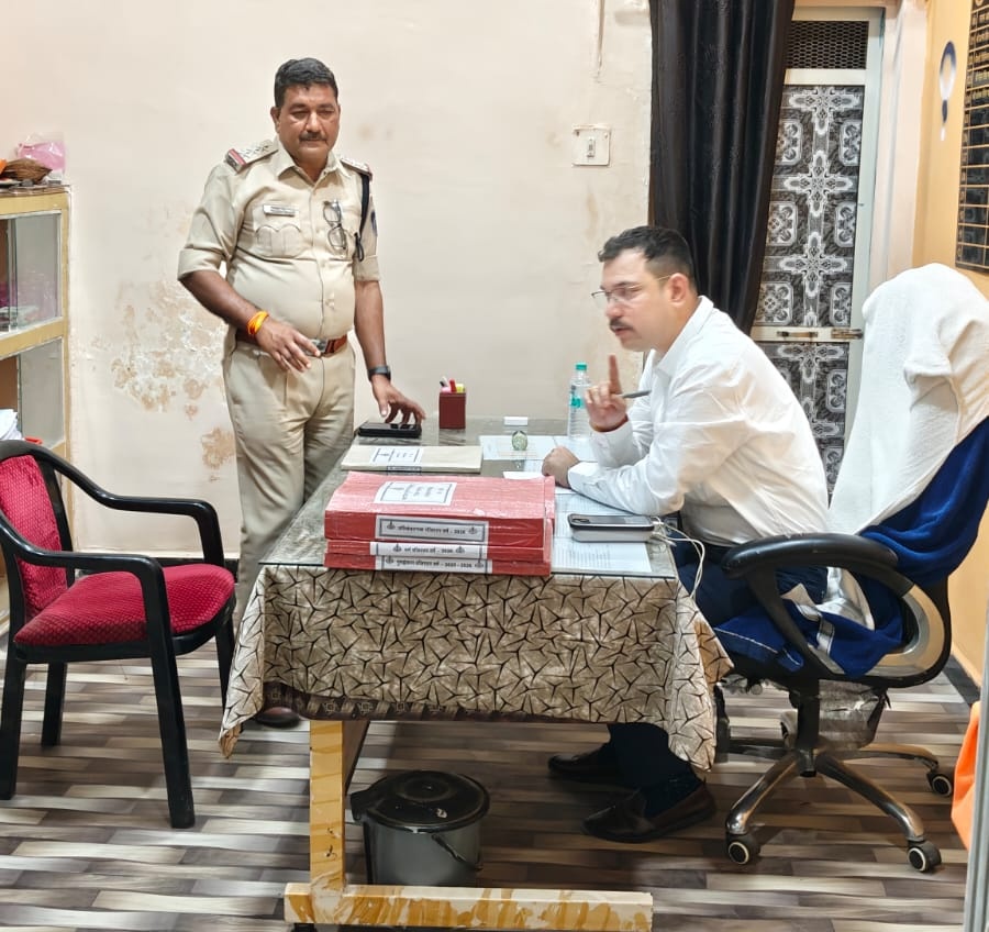 SP_RATLAM_MP's tweet photo. पुलिस अधीक्षक द्वारा थाना कालूखेड़ा एवं थाना पिपलौदा का आकस्मिक निरीक्षण — राजस्थान बॉर्डर का भ्रमण, मादक पदार्थ तस्करी रोकने के दिए निर्देश
https://t.co/iC4pzE1w04
#RatlamPolice #BorderChecking #MPPolice #CrimeControl
@CMMadhyaPradesh @mohdept @MPPoliceDeptt @DGP_MP https://t.co/rhL4m7MiBG