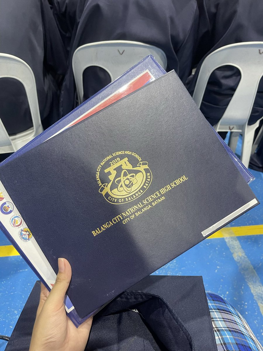minnsaurus's tweet photo. graduate na c truepa https://t.co/OlHUQXQgu3