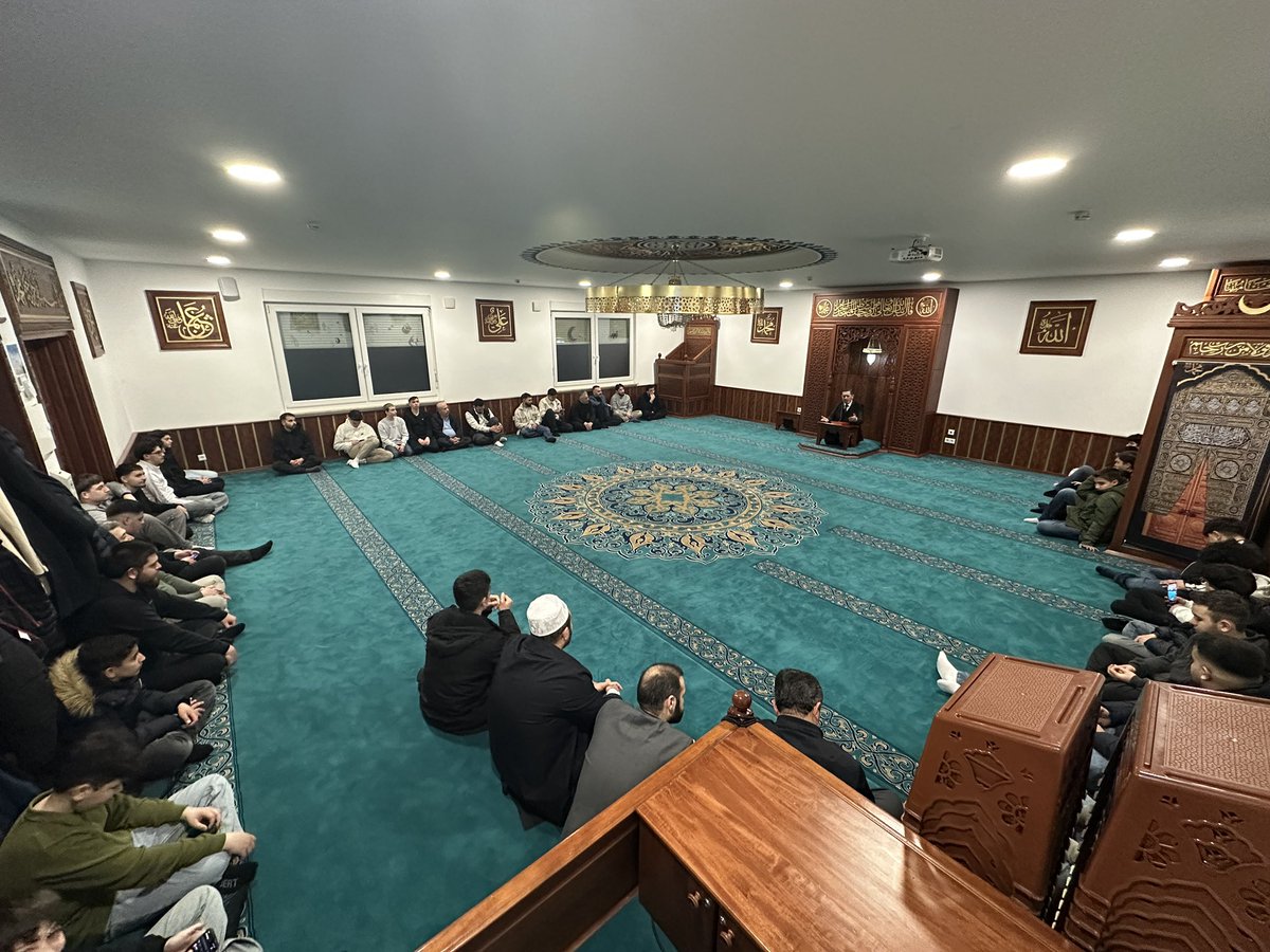 Bölge Gençlik Buluşması 

Frankfurt Din Hiz. Ataşemiz Sn. Burhan Selim’in teşrifleriyle bölge gençlerimizle söyleşi gerçekleştirdik, ilahiler okuduk. 

Program, İkram ve Namaz ile son buldu.

Gençlerimiz iyi ki varlar, heyecanları daim olsun.

#ditib #genç #islam #cami #sohbet