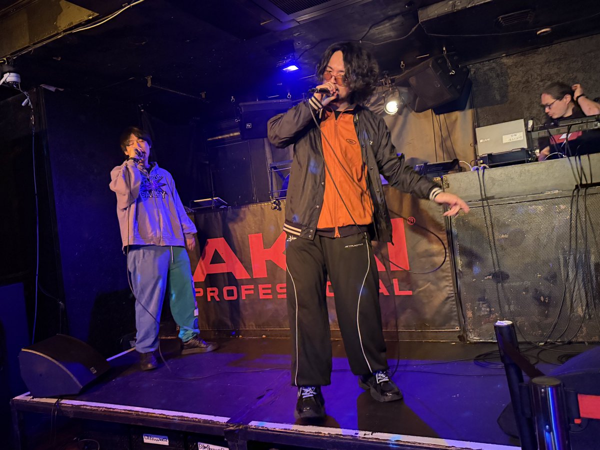 るーざー tweet media