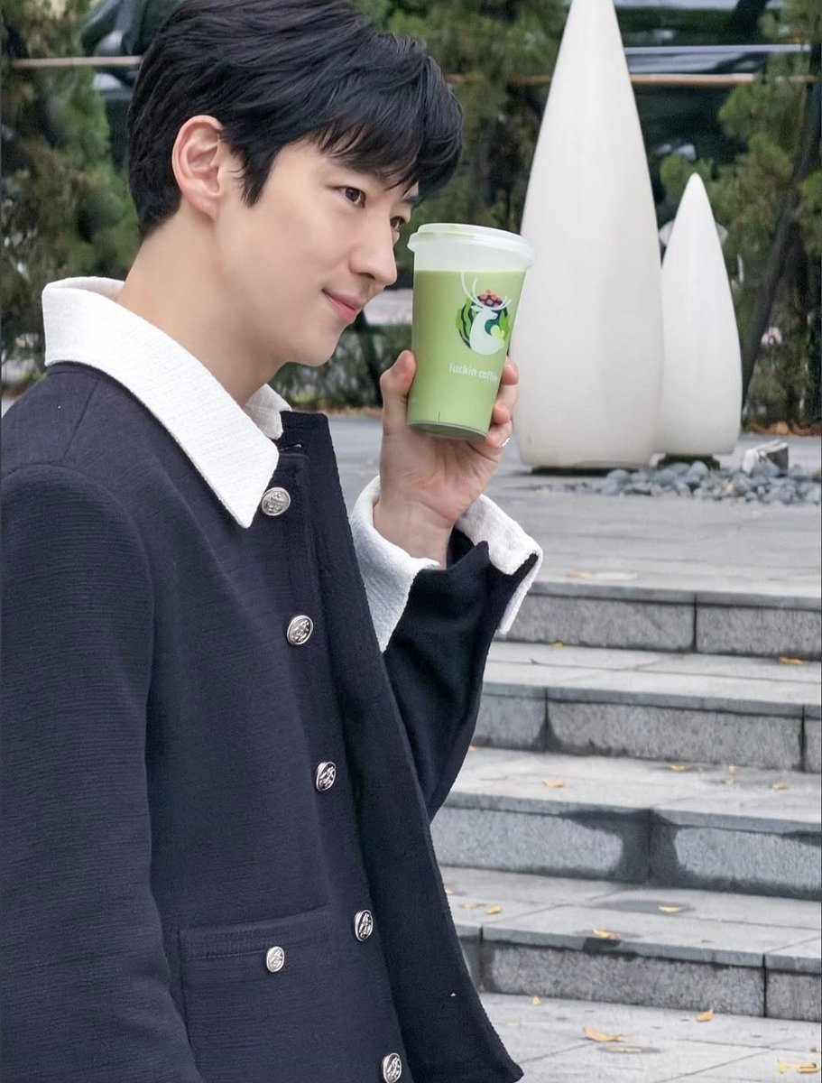 hhhwitter's tweet photo. 이거 어제 찍으셨다는데.. 팬미팅 전에도 바쁘셨군요 https://t.co/VYHqgQq2dM