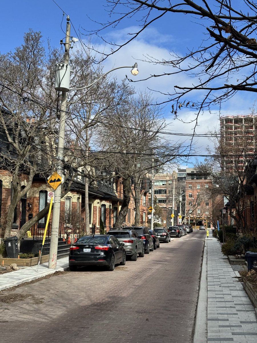 Toronto Poles and Dangling Wires tweet media