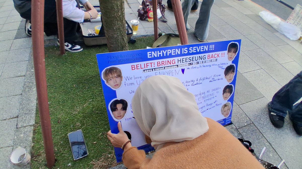 jakewon_stars's tweet photo. — regresaron hoy las protestas frente al edificio de hybe, con carteles, camiones y banners; también se realizará una el lunes 🙏🏻

#ENGENES_MADE_ENHYPEN_7 https://t.co/z4iYY4HGCQ