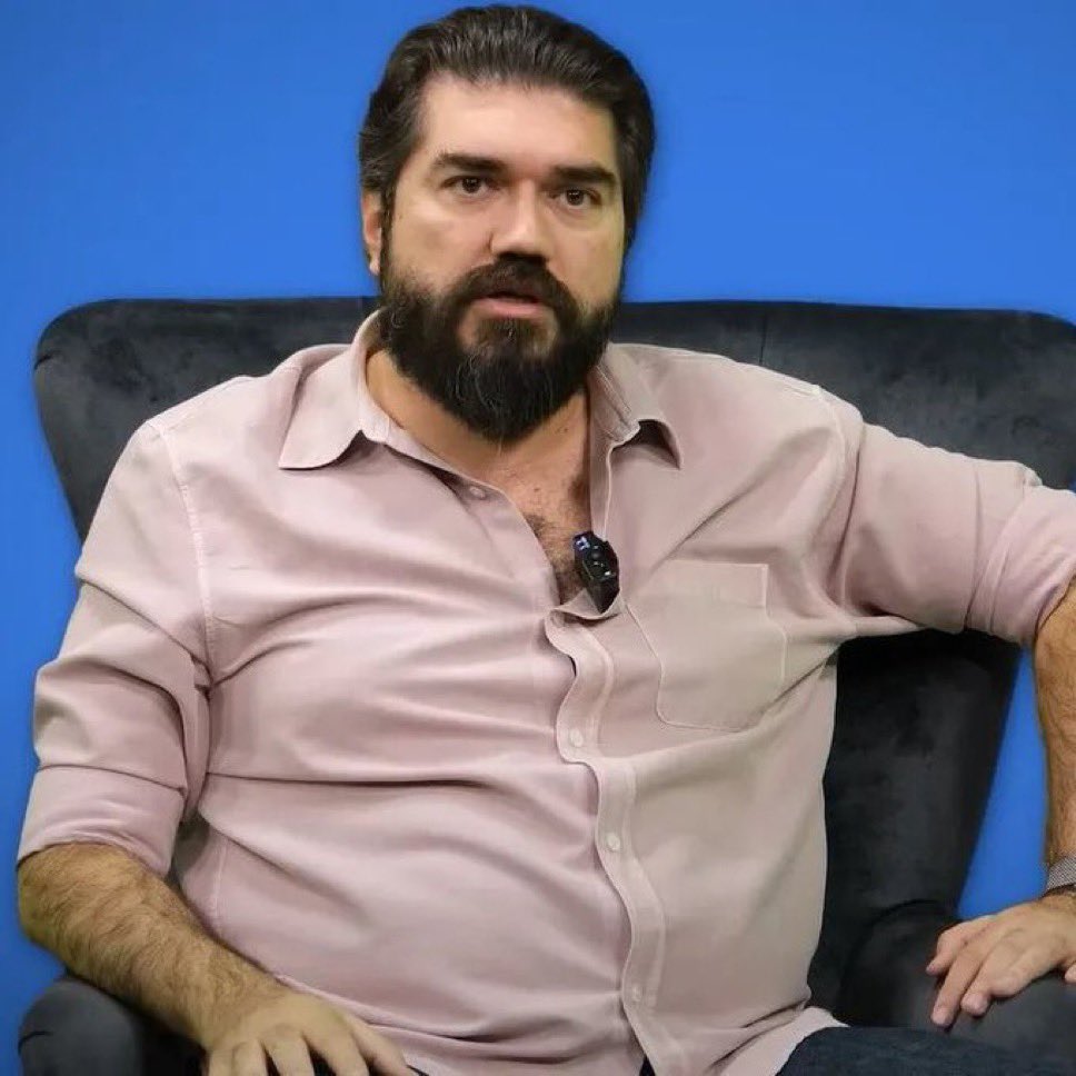 Timur Soykan: "Geçen gün öğrendim ki hakkımda yakalama kararı çıkmış. 

Şikayetçi Rasim Ozan Kütahyalı ve hakim dedi ki 'FETÖ'cü' demişsin. 

Rasim Ozan Kütahyalı, Zekeria Öz'ün heykeline dikmekten bahseden, Bank Asya'dan aldığı parayla ultralüks konut alan, Ergenekon ve Balyoz