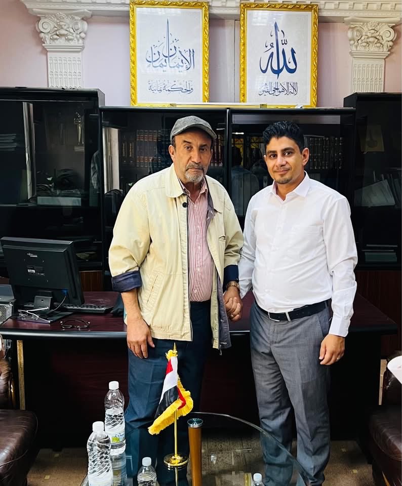 hafeednew's tweet photo. انتقل إلى جوار ربه الأستاذ القدير علي العصري الإعلامي الرياضي البارز الذي كان سفيراً لنبض الملاعب ورفيقاً مخلصاً للجماهير في مختلف المحافل والميادين.

لقد مثل الأستاذ العصري مدرسةً إعلاميةً اتسمت بالمهنية العالية واللغة الرصينة والأسلوب المتفرد الذي جعل من "الميكروفون" وسيلةً لتوثيق تاريخنا الرياضي المحلي والوطني.

وعلى الرغم من معاناة المرض التي ألمّت به في سنواته الأخيرة إلا أنه ظل صامداً في ذاكرة زملائه ومحبيه كنموذج للإخلاص والتفاني رغم شح الإمكانيات وصعوبة الظروف.

إن رحيل الأستاذ علي العصري يمثل خسارة فادحة للإعلام اليمني وللمشهد الرياضي العام حيث ترك فراغاً لا يُملأ في المشهد الإعلامي الوطني الذي أرسى فيه قواعد التميز والبساطة والقرب من الناس.

بهذا المصاب الأليم نتقدم بخالص التعازي والمواساة لأسرة الفقيد وللأسرة الإعلامية والرياضية اليمنية كافة
سائلين المولى عز وجل أن يتغمده بواسع رحمته ويسكنه فسيح جناته ويلهم أهله وذويه ومحبيه الصبر والسلوان.

إنا لله وإنا إليه راجعون.
