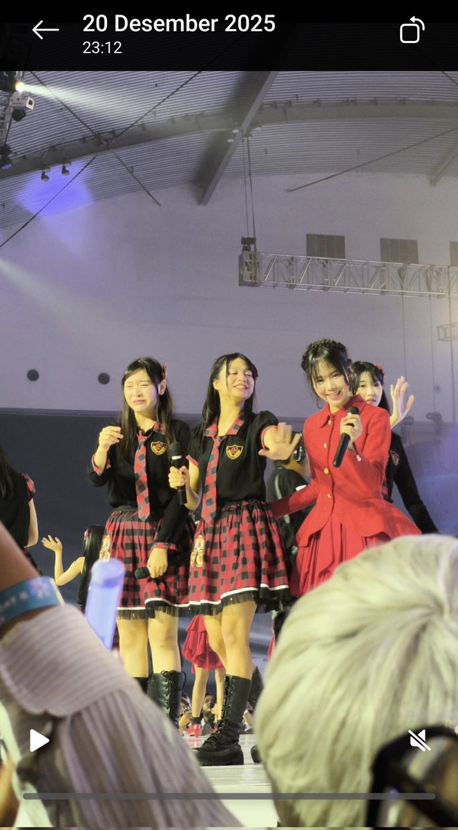 akszfr's tweet photo. izin kenalan lebih jauh dikit yh @Nala_JKT48 ternyata kmrn konser ke record secara gk sengaja, inilah pertanda semesta jika harus memilih iqis☝🏻😀 https://t.co/mESb2sYkXF