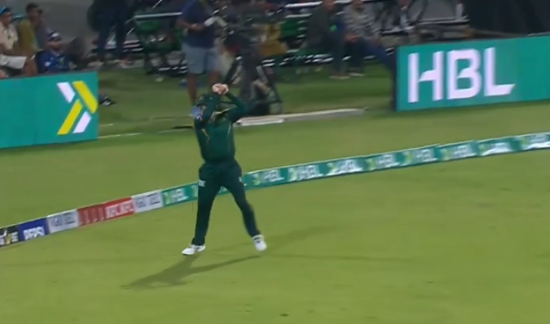 geosupertv's tweet image. Momin Qamar gets another one! 👏

He dismisses Haider Ali as Smith takes safe catch in the deep🧐

Follow Live: geosuper.tv/latest/54652-m…

#PSL11 #MSvIU