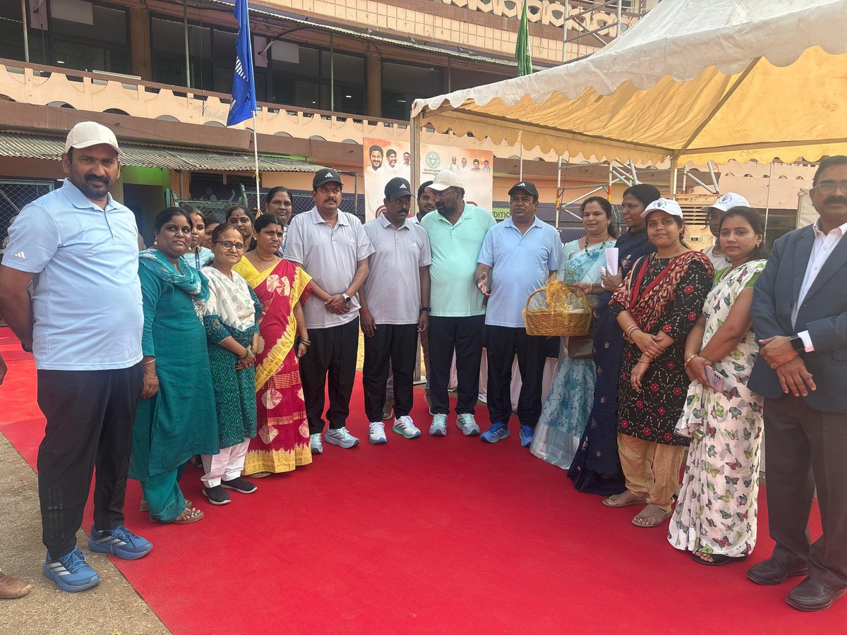 ManoharReddyINC's tweet image. హైదరాబాద్ ఎల్బీ స్టేడియంలో నిర్వహించిన తెలంగాణ శాసనసభ, శాసనమండలి సభ్యుల స్పోర్ట్స్ మీట్ 2026 ప్రారంభోత్సవంలో ఫుట్‌బాల్ మ్యాచ్‌లో సీఎం రేవంత్ రెడ్డి గారు, మంత్రులు, సహచర ఎమ్మెల్యేలతో కలిసి ఉత్సాహంగా పాల్గొన్నాను. 

#BMR 
#SportsMeet 
#Telangana
@revanth_anumula @INCTelangana