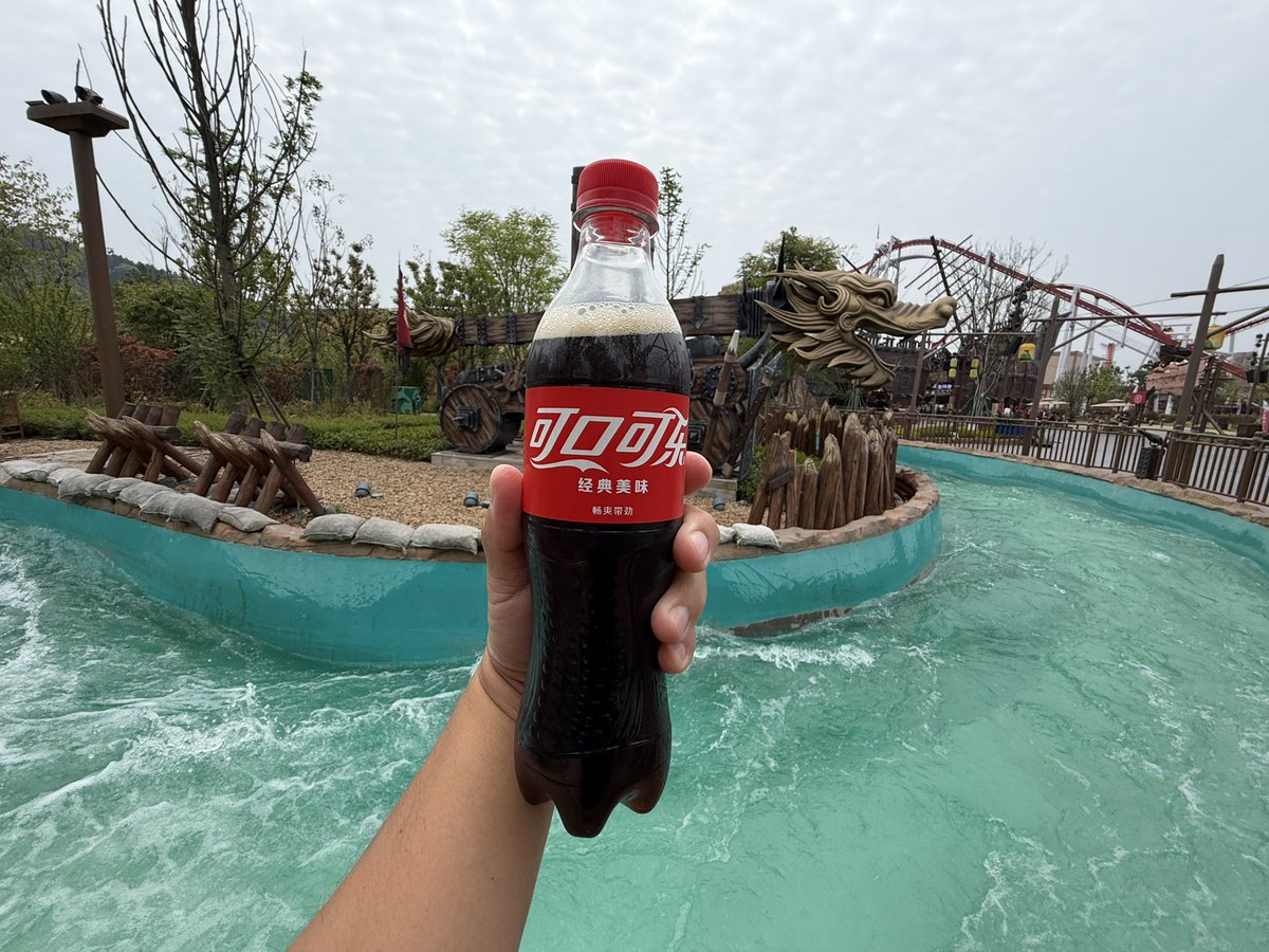 SoCal360's tweet image. Most of the theme parks we visited in China sell cheap bottled Coca-Cola for only $1.45 except at Shanghai Disneyland &amp;amp; Universal Studios Beijing 🥤