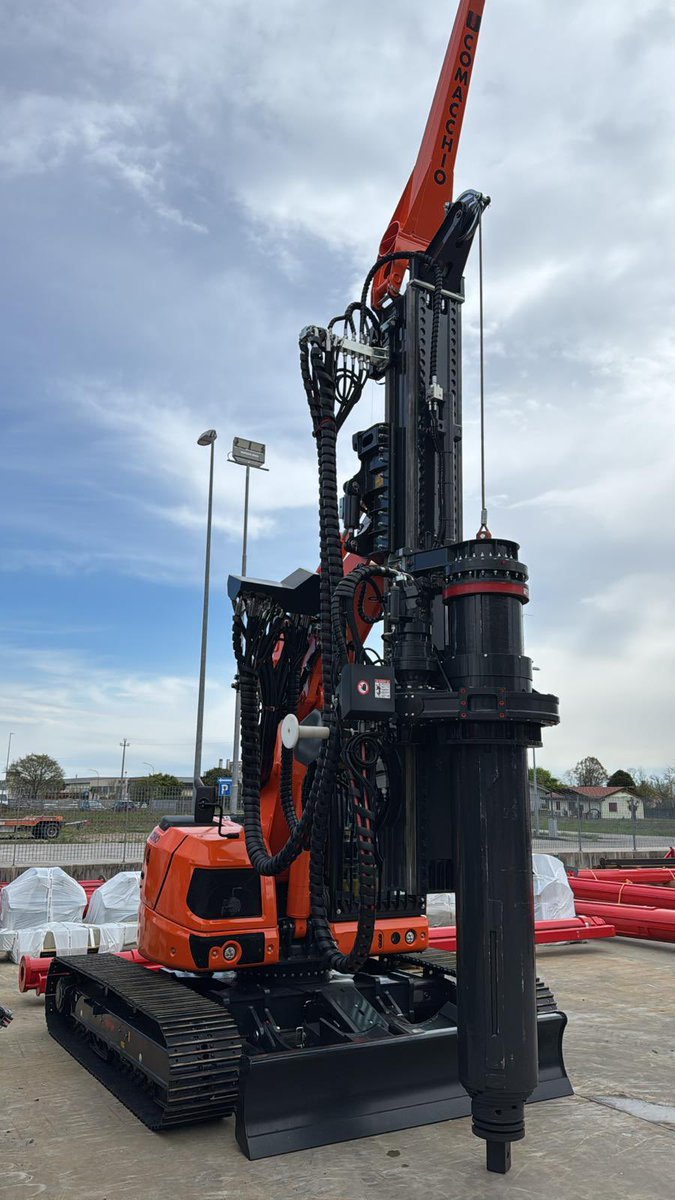 AGDEquipment's tweet image. Another new Comacchio CH4 multi purpose #PilingRig ready to leave the factory.

This compact little rig features:

Zero swing radius
CFA up to 750 mm diameter and 12 m depth
Rotary up to 900 mm diameter and 27 m depth
Low headroom options
Restricted access
Weighs just 14 tons