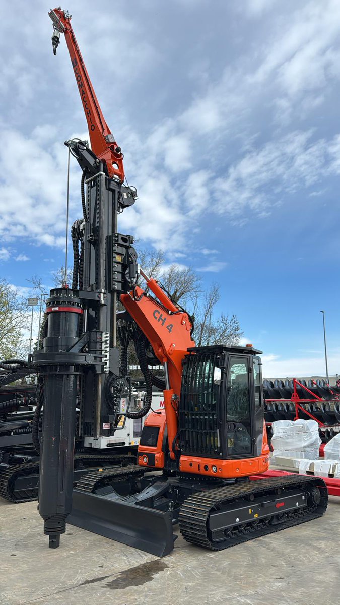 AGDEquipment's tweet image. Another new Comacchio CH4 multi purpose #PilingRig ready to leave the factory.

This compact little rig features:

Zero swing radius
CFA up to 750 mm diameter and 12 m depth
Rotary up to 900 mm diameter and 27 m depth
Low headroom options
Restricted access
Weighs just 14 tons
