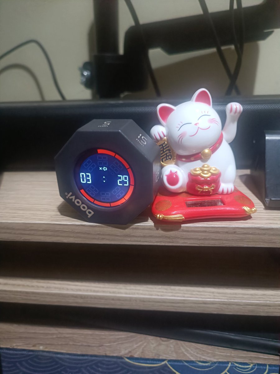 Fahminmd's tweet photo. iseng beli timer cube, buat pemanis meja 
Sekarang kepakai  alat buat lawan nunda: 30 menit fokus, lalu rewards lima menit baca timeline, kepakai juga buat masak https://t.co/eBI2dx56Ag