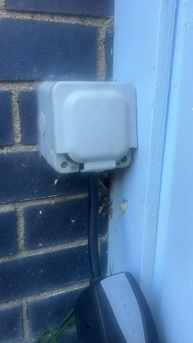 JoannaDonnellyL's tweet image. My home car charger broke and I was all stressed out about the 3/4 week delay in getting a replacement. So we’ve  been on the bikes and avoiding unnecessary journeys. This morning a friend of ours reminded us we could just plug it in. Now the sun is charging it. 🤦‍♀️ #solar