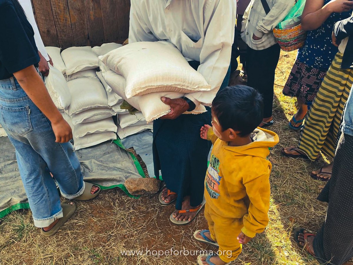 MyaeNews's tweet photo. “ဆန်ပြတ်နေပြီမို့ ဆန်လေးပဲကူညီပေးပါ၊ ကျန်တာဘာနဲ့စားစားရပါတယ်” ဆိုတဲ့ အကူအညီတောင်းစာတွေကို ကျနော်တို့အမြဲလက်ခံရရှိလေ့ရှိပါတယ်။
kpay 09429996003

တစ်နေ့တာလိုအပ်ချက်များစွာတွေထဲမှာ အခြေခံအကျဆုံးလိုအပ်ချက်ဟာ “ဆန်”ဖြစ်ပါတယ်။
Kpay 09429996093 https://t.co/d32uff599Y