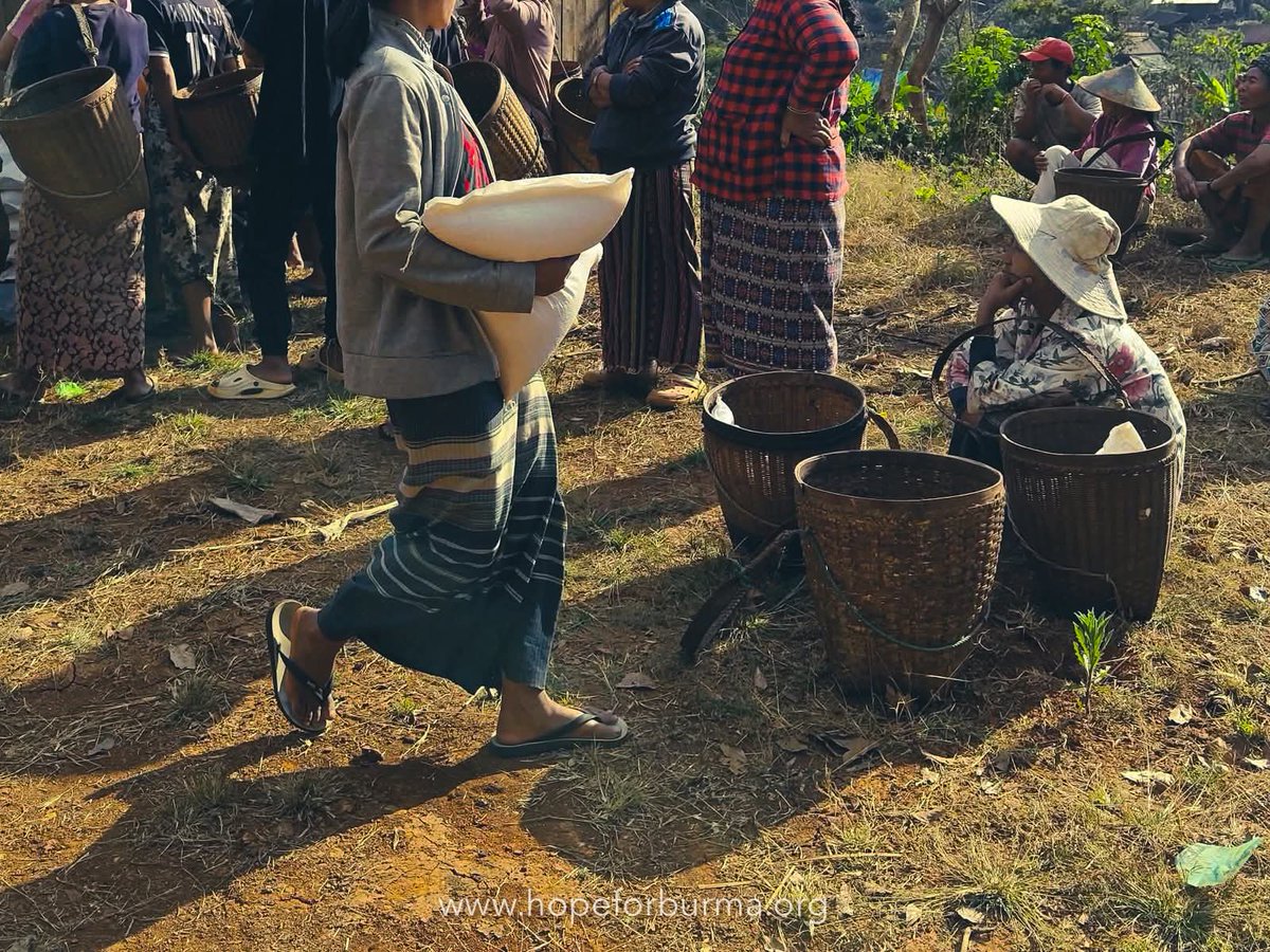 MyaeNews's tweet photo. “ဆန်ပြတ်နေပြီမို့ ဆန်လေးပဲကူညီပေးပါ၊ ကျန်တာဘာနဲ့စားစားရပါတယ်” ဆိုတဲ့ အကူအညီတောင်းစာတွေကို ကျနော်တို့အမြဲလက်ခံရရှိလေ့ရှိပါတယ်။
kpay 09429996003

တစ်နေ့တာလိုအပ်ချက်များစွာတွေထဲမှာ အခြေခံအကျဆုံးလိုအပ်ချက်ဟာ “ဆန်”ဖြစ်ပါတယ်။
Kpay 09429996093 https://t.co/d32uff599Y