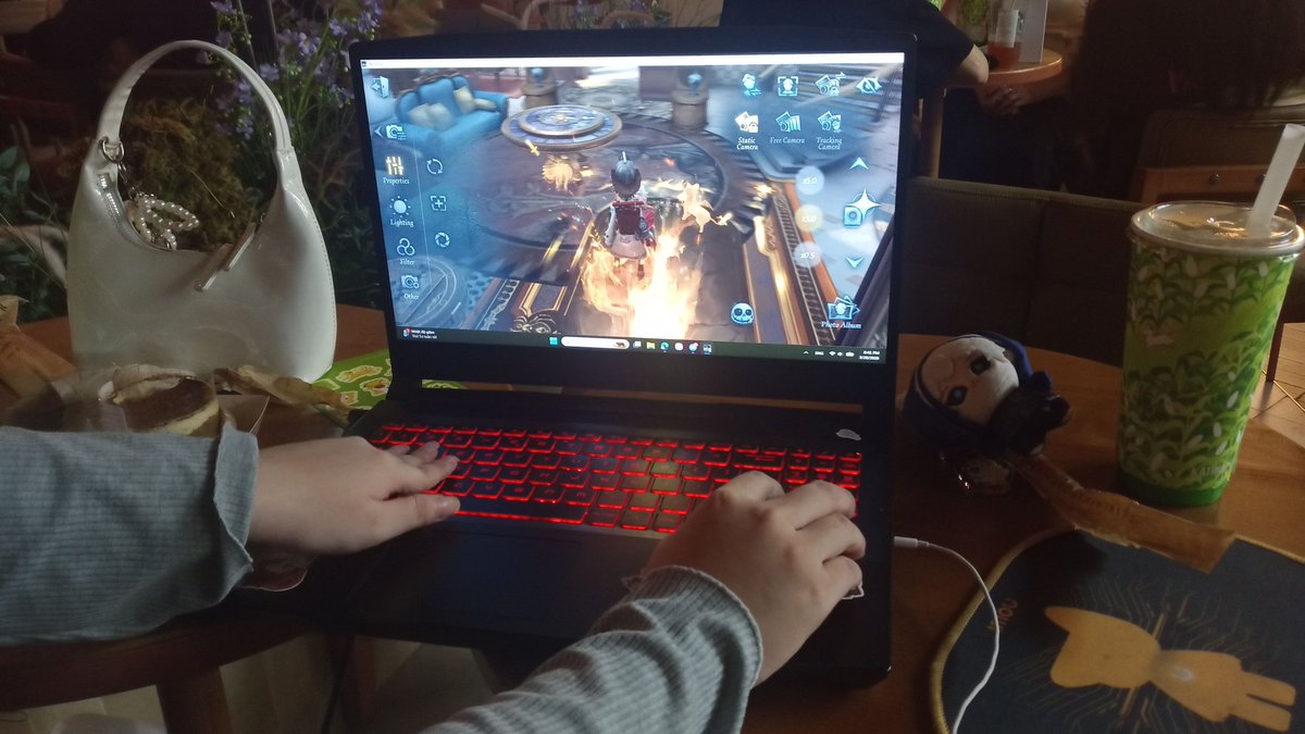 tunnerby's tweet photo. @ttb0505 Giving her my laptop so she can take photo of her fav ship https://t.co/04w5IJSaDQ