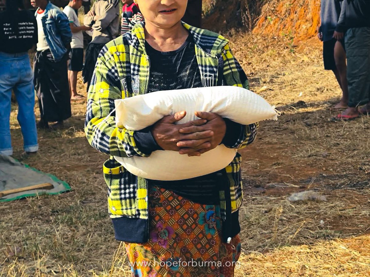 MyaeNews's tweet photo. “ဆန်ပြတ်နေပြီမို့ ဆန်လေးပဲကူညီပေးပါ၊ ကျန်တာဘာနဲ့စားစားရပါတယ်” ဆိုတဲ့ အကူအညီတောင်းစာတွေကို ကျနော်တို့အမြဲလက်ခံရရှိလေ့ရှိပါတယ်။
kpay 09429996003

တစ်နေ့တာလိုအပ်ချက်များစွာတွေထဲမှာ အခြေခံအကျဆုံးလိုအပ်ချက်ဟာ “ဆန်”ဖြစ်ပါတယ်။
Kpay 09429996093 https://t.co/vE5K0G0sEH
