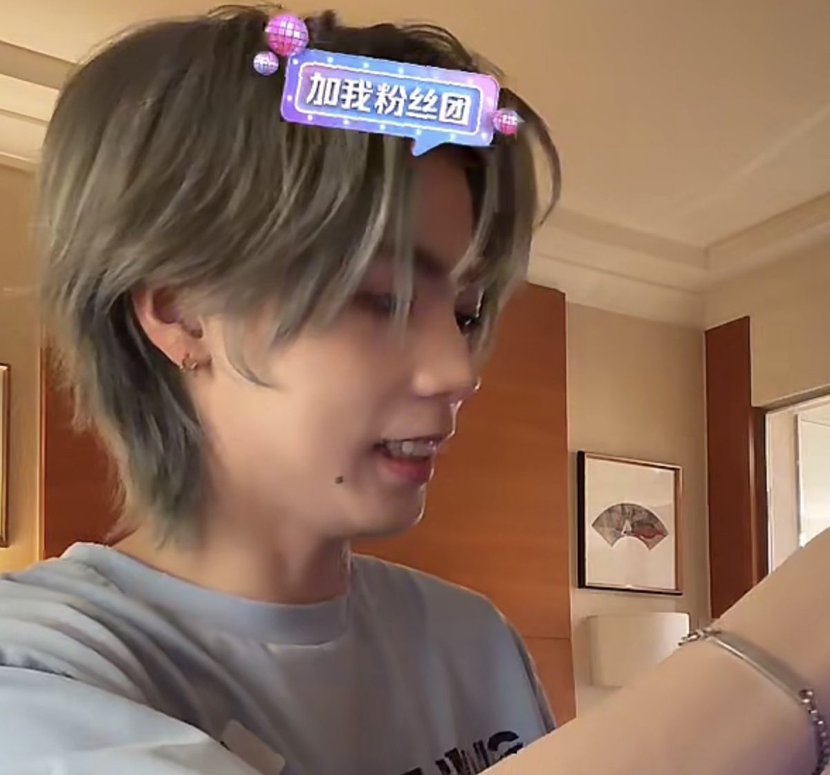 นั่งดูไลฟ์แล้วก็แอบรู้สึกว่าโชคดีจังเลยนะที่วันนี้ได้เห็นนางทั้งในแบบฉงเกอสุดเท่เต้นเทพหน้าตุ๊กตาบนเวที ทั้งยัยหลินมอมๆในเสื้อยืดโคร่งๆนั่งกินอาหารให้ดู จะแบบไหนก็แสนเก่งและน่ารักทั้งหมดเลยงะ ดีจังที่ได้เห็น🥺🤍