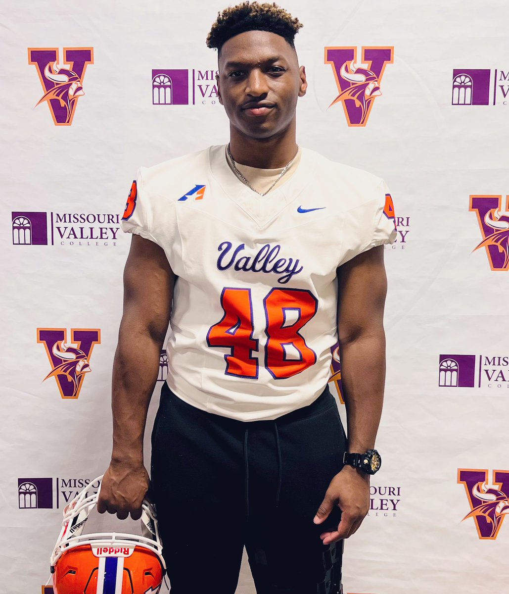 KalunCobb's tweet photo. Had a great time @MovalFootball I felt right at home! Thank you @coach_emays @Qblack_3 @WeltyAndrew79 @Coach_Griffin32 for all the love and hospitality to not only myself but my parents as well. Cant wait to get started and officially be with the team‼️ https://t.co/ytrKvZoqYW