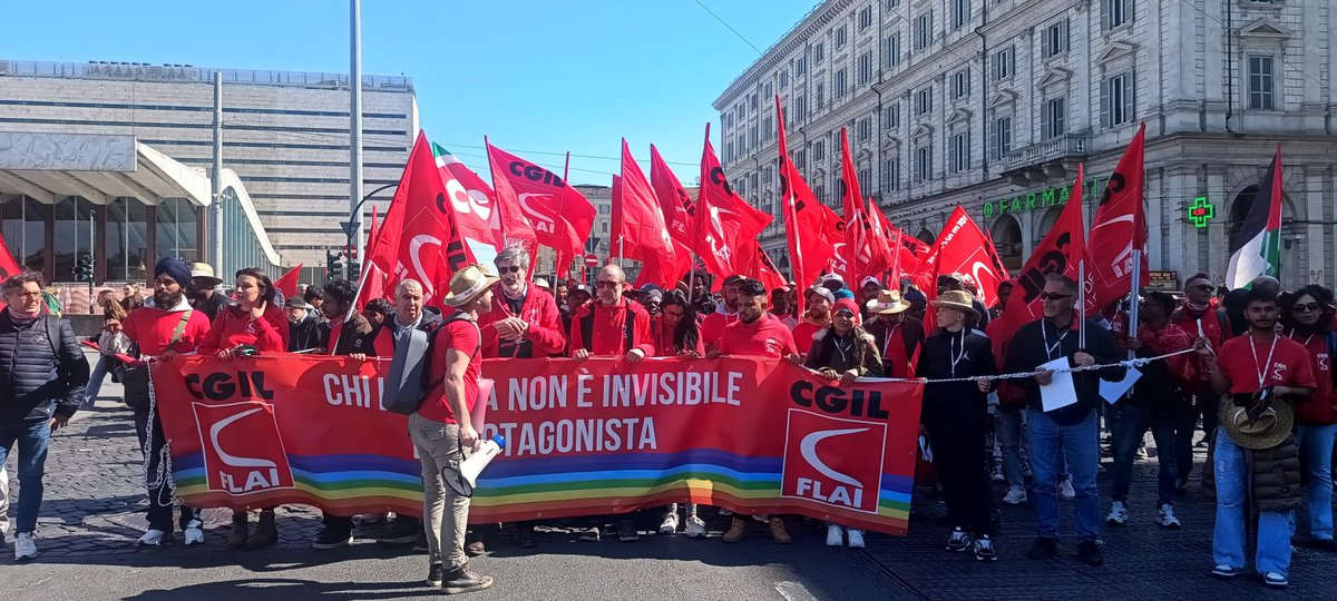 PRCPadova's tweet photo. Contro i Re e le loro guerre 
Manifestazione NO KINGS, a Roma.
Ci siamo https://t.co/j8Q7wFbhhg
