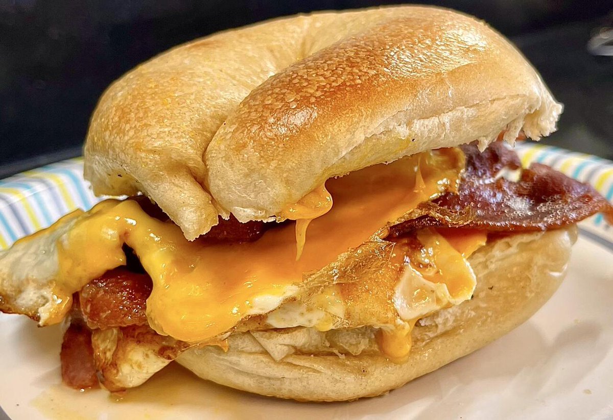 homevsfastfood's tweet photo. [homemade] Bacon egg &amp; cheese
#HomemadeBaconEggAndCheese
#BreakfastOnTheGo
#CookAtHome
#BringingTheDinerHome
#EggAndBaconLove #homecooking #food #recipes #foodpic #foodie #foodlover #cooking #hungry #goodfood #homecookingvsfastfood https://t.co/ryV6f4dEPn