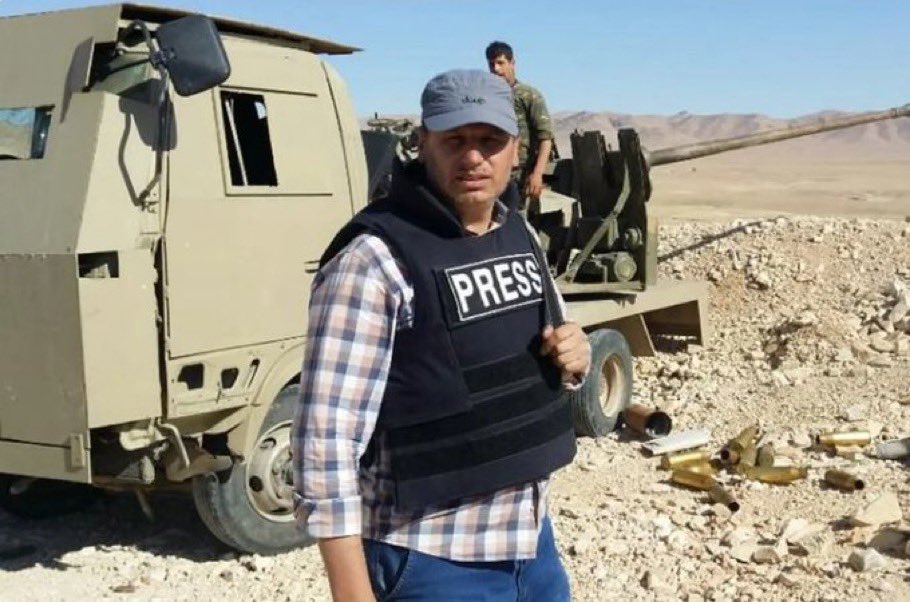 كل ما تبرم بتلاقي صور ملحمية لعلي شعيب.

كيف ما تفكر بتلاقيه مربوط بذاكرتك بالحدود والخبر.

علي شعيب مدرسة اعلام، عميد للصحافة.

تبني اغتياله بشكل رسمي وعلني من الاسرائيلي دليل على حجم القلق الي عاملته كلمته وعدسته.

شكراً يا حاج، ما قصّرت بهالمهمة، جزاك الله خير الجزاء.. هنيئاً.