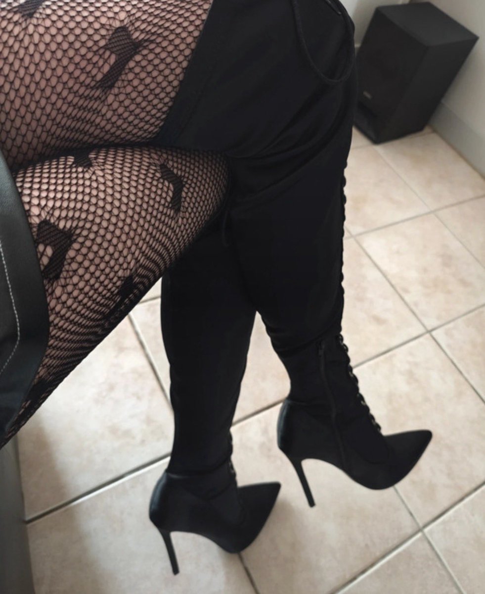 Reine_vic's tweet photo. J’ai un peu trop dépensé ce week-end… Choisis un emoji et rembourse-moi toute suite😌
🦋
💸
💄
👗
👜
Allez, magne-toi ! https://t.co/TAifLC6fKp
