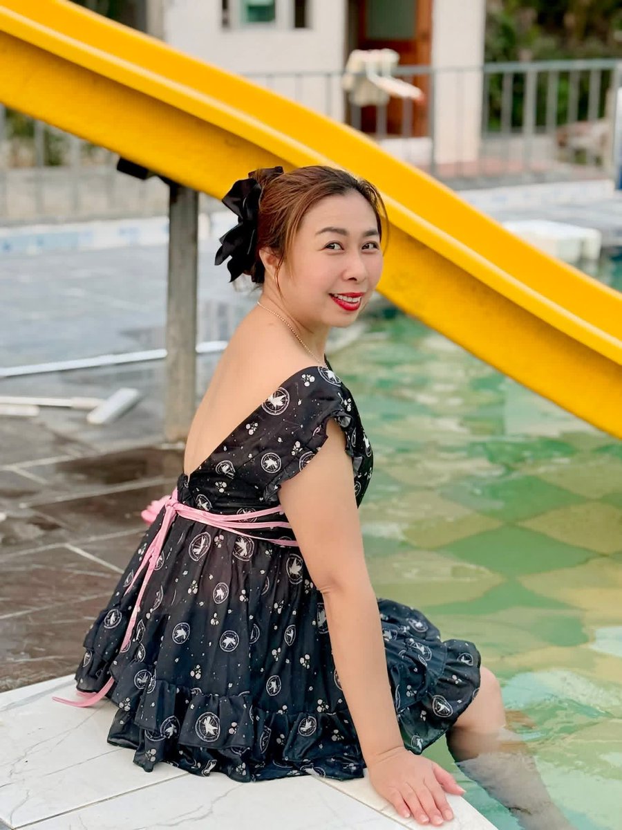 DiXed49706's tweet photo. ไหนบอกมาสิว่าสองชุดนี้ชุดไหนสวยกว่าบอกท่าที่ชอบเย็ดมาด้วยน้าาาา https://t.co/emfV7ILUAq