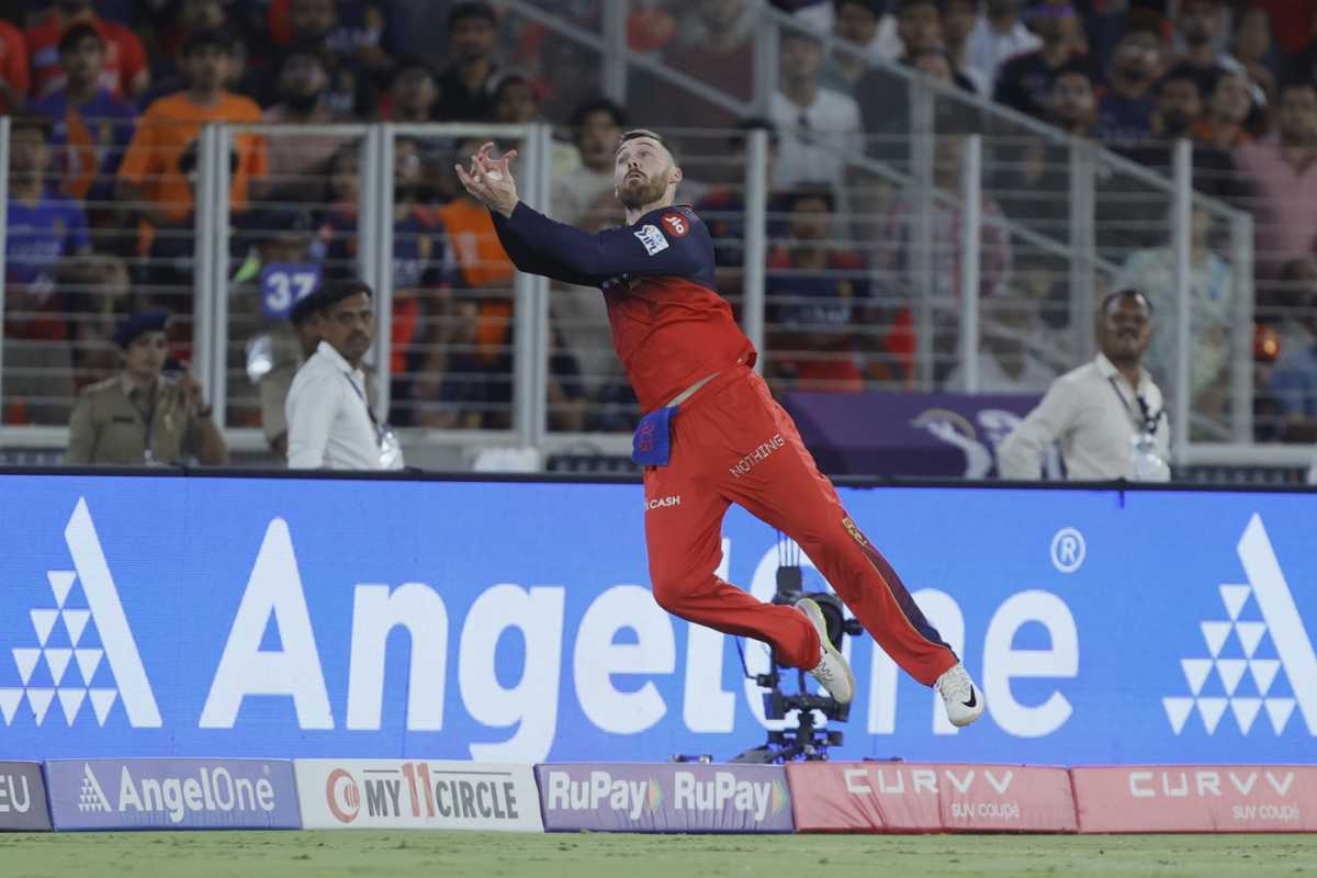 Phil Salt - in 2025 Final mode.

Fine catch of Ishan Kishan.. &amp; controversial catch of Klassen.

Remember - He had picked a game changing catch of Priyansh Arya in the Final.
#RCBvsSRH