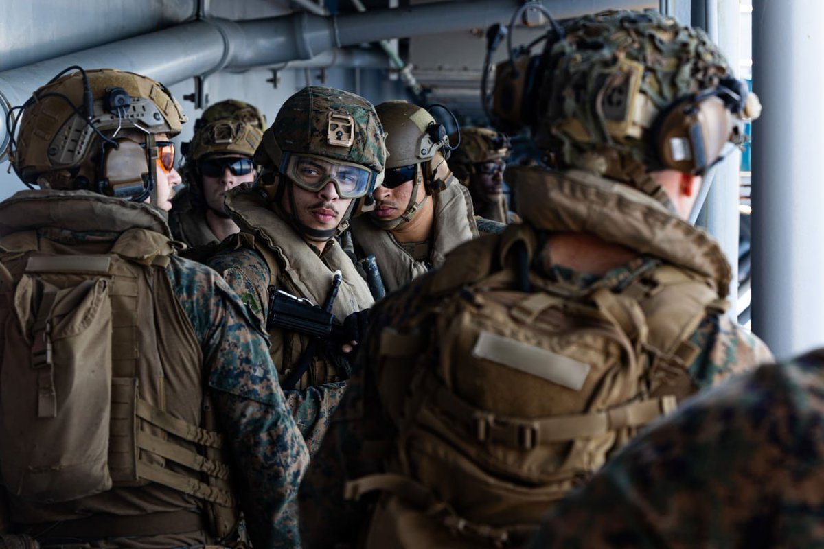 TheSearch01's tweet photo. 🚨#BREAKING 

U.S. Central Command

Marine troops and Marines aboard the USS Tripoli have arrived in the U.S. Central Command area of ​​responsibility.

The group includes approximately 3,500 Marines and Sub Marines, transport aircraft, and attack fighters. https://t.co/3gdi3N9YLd