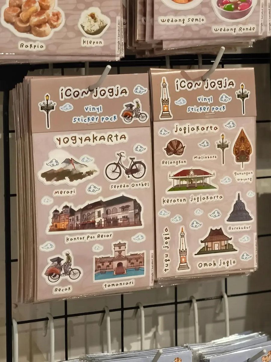 Pistachiojingga's tweet photo. HIDDEN GEM alert ‼️
Nemu toko yang gemes, isinya lengkap mulai dari sticker, gantungan kunci, nemupin, postcard sampai stationery. 

Yakin deh bakalan kalap karena semuanya cute, cakep, aesthetic, dan harganya murcee https://t.co/iZTL7uIV9g