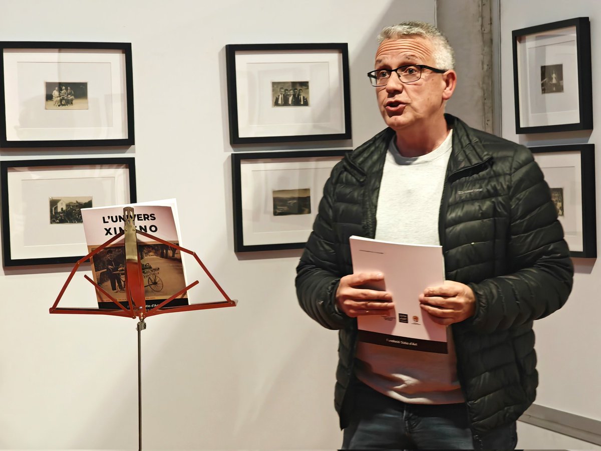 santhilari's tweet photo. 🌌 Els Ximeno contemplant el llegat del seu besavi Josep Ximeno Planas. Això va ser ahir a la fantàstica exposició que ha muntat en Joan Escolà a la seva Sútia d'Art

🌄 Crònica de la inauguració de "L'Univers Ximeno"
https://t.co/IV59EYuivu https://t.co/PMMFJbwC6B
