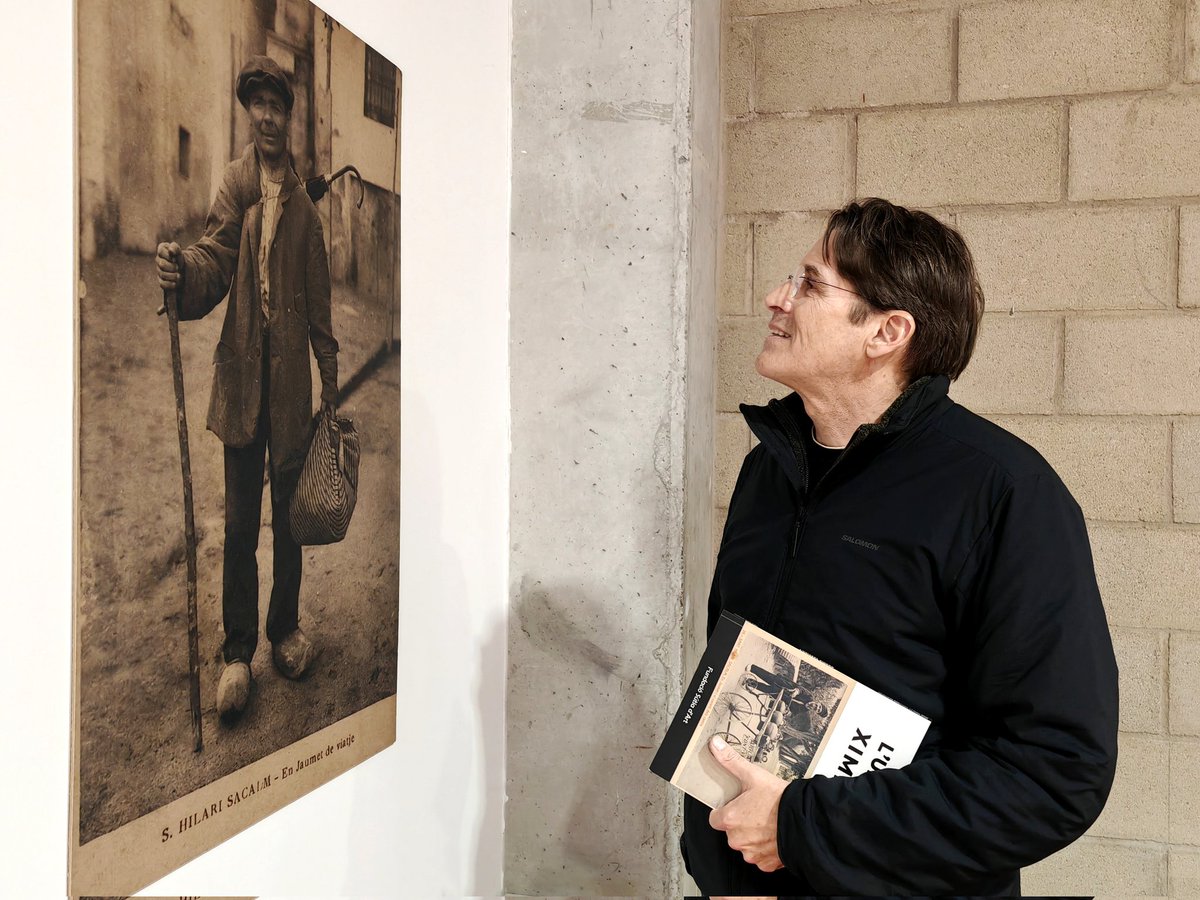 santhilari's tweet photo. 🌌 Els Ximeno contemplant el llegat del seu besavi Josep Ximeno Planas. Això va ser ahir a la fantàstica exposició que ha muntat en Joan Escolà a la seva Sútia d'Art

🌄 Crònica de la inauguració de "L'Univers Ximeno"
https://t.co/IV59EYuivu https://t.co/PMMFJbwC6B