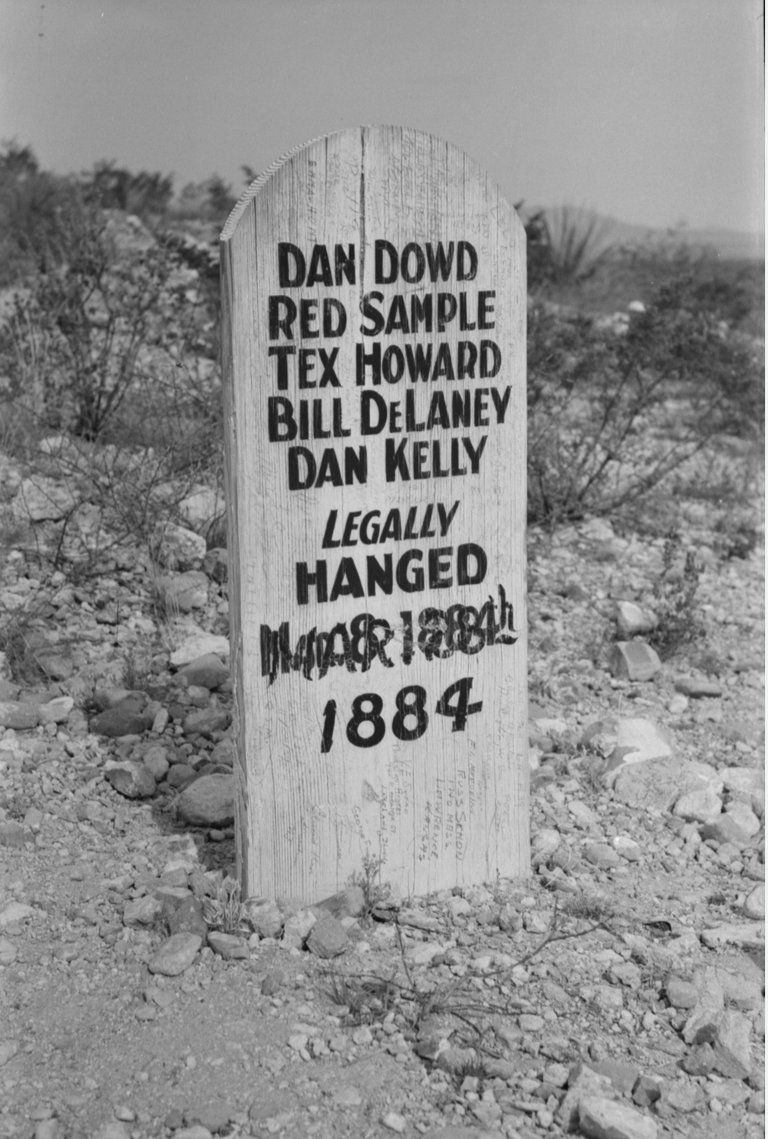 HogwashHot's tweet image. #otd 1884 5 '#Cochise County Cowboys' who had participated in the payroll hold-up known as the "#Bisbee Massacre' hanged. James 'Tex' Howard, Dan Dowd, William Delaney, Omer 'Red' Sample and Daniel 'York' Kelley hanged together on a specially constructed scaffold before a...
