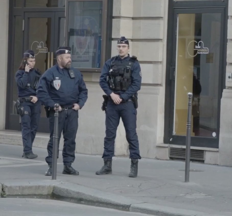 Shtuni's tweet photo. French police foiled an apparent #US-targeted IED terror attack in #Paris
- A minor born in 2009 was arrested while trying to ignite a homemade bomb outside Bank of America offices
- Device: 5L fuel canister + 650g of explosive powder
- Suspect: Senegalese national, known to police, claims he was paid €600 via Snapchat
- National anti-#terrorism probe underway
https://t.co/8tkobI8SPo
