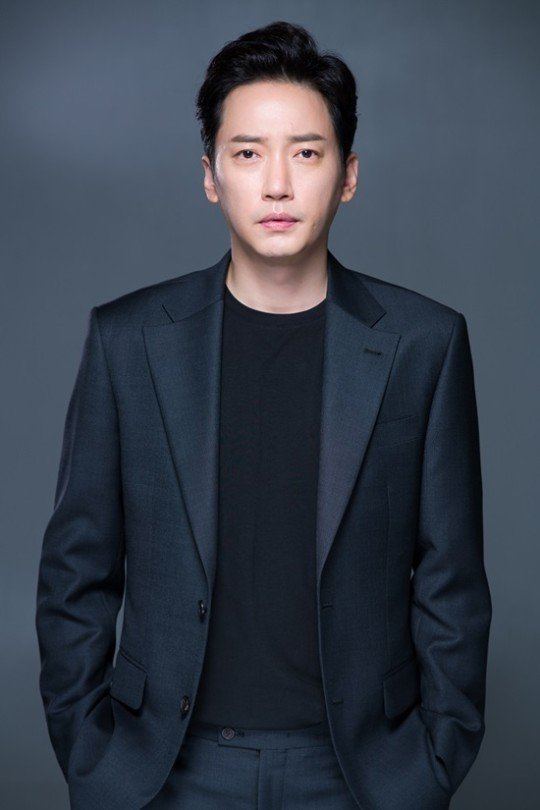 Daily_Briefs_'s tweet image. 🇰🇷💔Lee Sang-bo Found Dead at 44

South Korean actor Lee Sang-bo was found dead at his residence in #Pyeongtaek

Known for Miss Monte-Cristo, Rugal &amp;amp; Private Lives, saw his career collapse after 2022 where he was detained over suspected drug use

#겹친소 #tasaçakbudeniz #Seoul