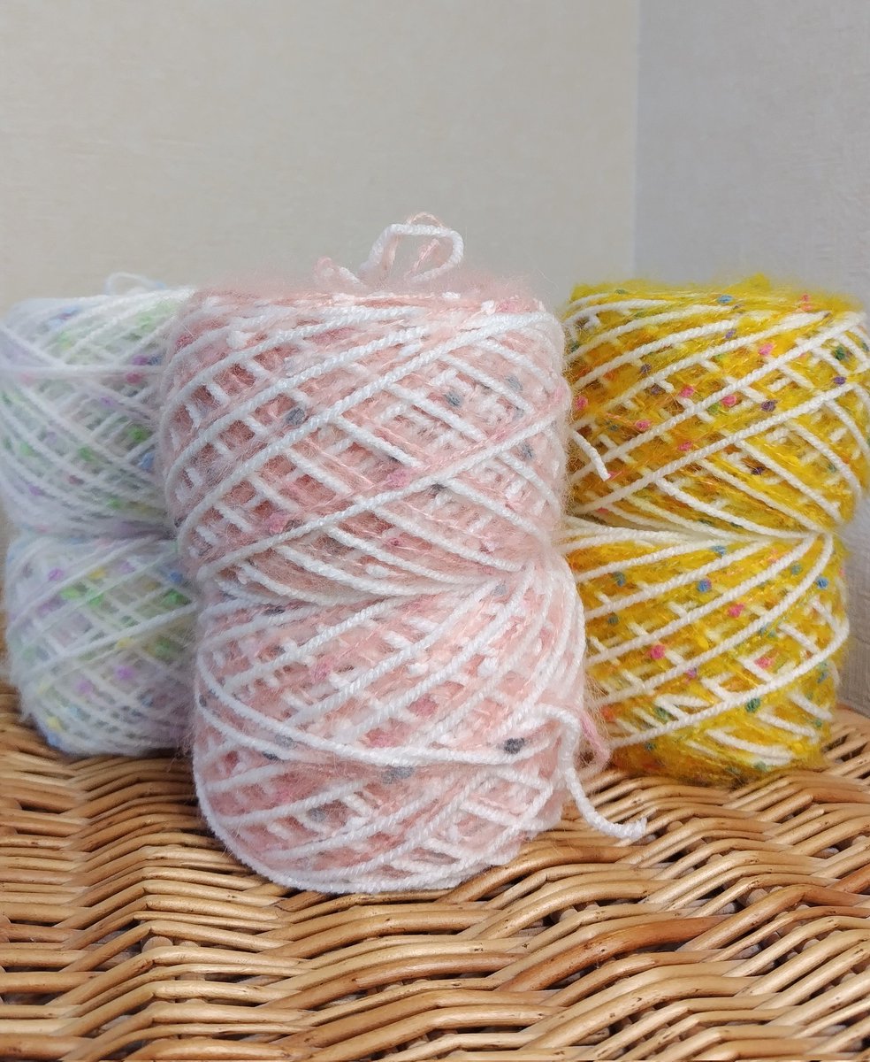 ユザワヤさん
🤍やわらかｱｸﾘﾙ並太
🌈ﾛﾘﾎﾟｯﾌﾟｶﾞｰﾃﾞﾝ(各種)

⇧こちらを使って糸玉にしました🧶

可愛さが罪深い