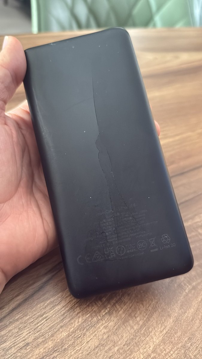 AlonzoRod90's tweet photo. Hey @AnkerOfficial , I bought this battery about 2yrs ago, and now I notice a crack in the back and a slight swelling, is this normal/expected and still safe to use? https://t.co/J1vOZGW9C2