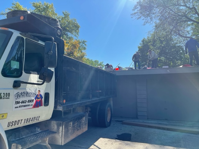 RoofmanUSA's tweet image. Energy savings start at the top—your roof! ⬆️ If you’re ready to upgrade, our local experts are here to help. 📩 Contact us today for a free roofing estimate in Ann Arbor. roofmanusa.com/contact 
#RoofingExperts #EnergySmart 🔨 #Roofers