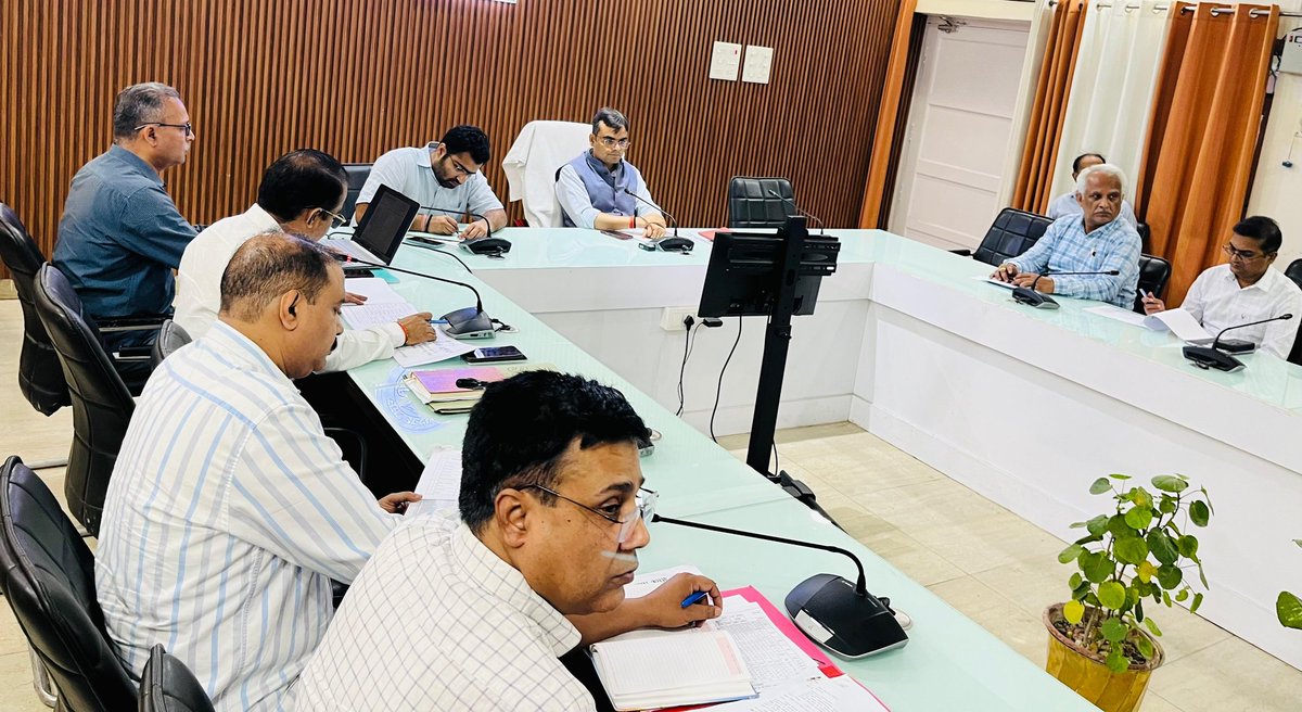 deo_varanasi's tweet photo. सोमवार को कलेक्ट्रेट सभागार में जिला शिक्षा एवं परियोजना समिति/बेसिक शिक्षा/माध्यमिक शिक्षा विभाग तथा जिला स्वास्थ्य समिति ��ी समीक्षा बैठक में विभिन्न विषयों पर विस्तृत चर्चा की गई तथा आवश्यक दिशा-निर्देश दिए गए। https://t.co/TWOROaFdJL