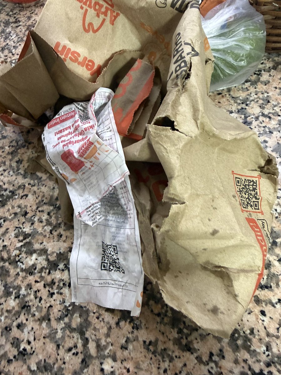 nooorieee's tweet photo. @Popeyes hadi bakalım açıklama ??? Oğlum istediği için sipariş verdiğim popeyes siparişimin yağmurdan sırılsıklam olması paketlerin  dağılma ihtimaline karşı ilk şokumu yaşadım abi karton kutuya koyamiyomsunuz çok ilginc !!+ https://t.co/Hh0oGI8KeF