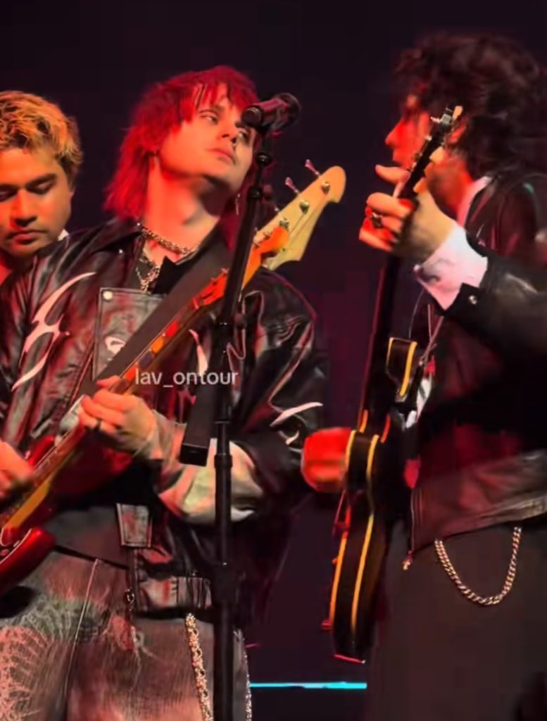 victoria hood ★ 卌 tweet media