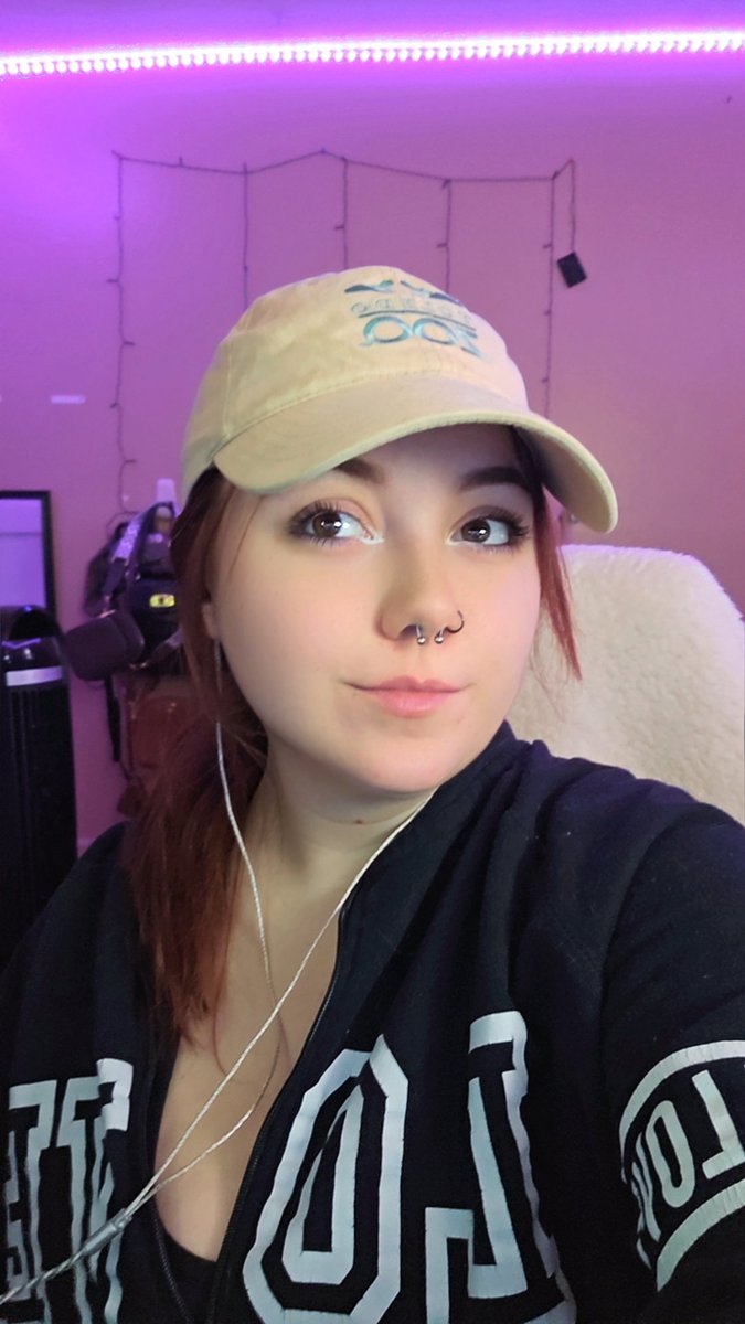 Live!

Twitch.tv/tiffkats
And 
tiktok.com/@tiffkats?_r=1…